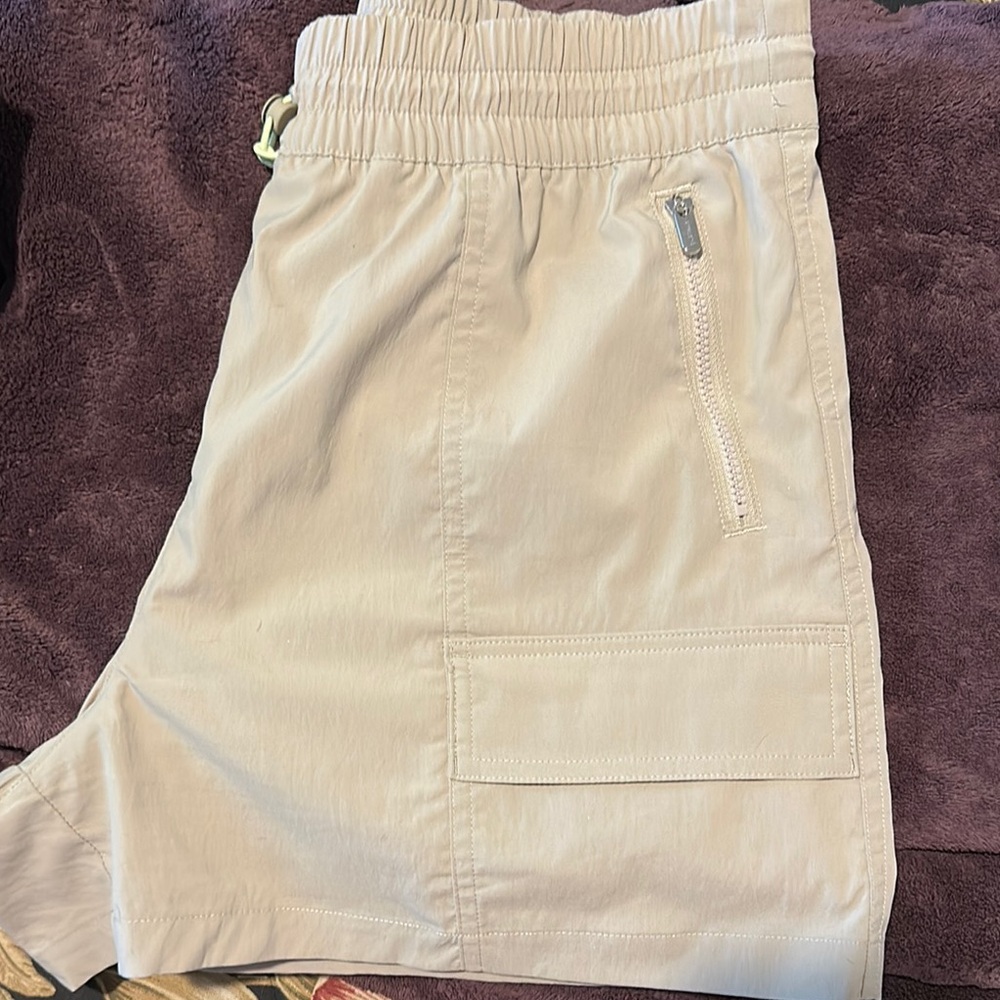 Athleta Tan Cascade Cargo Shorts with Elastic Waistband - Picture 4 of 6